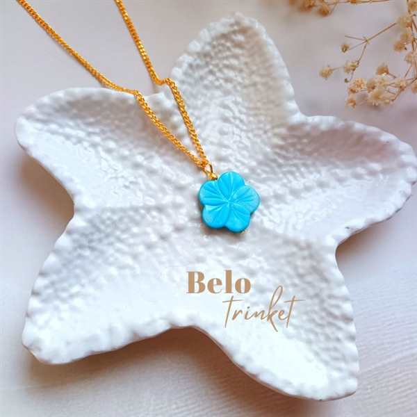 Dainty mother of pearl flower pendant necklace