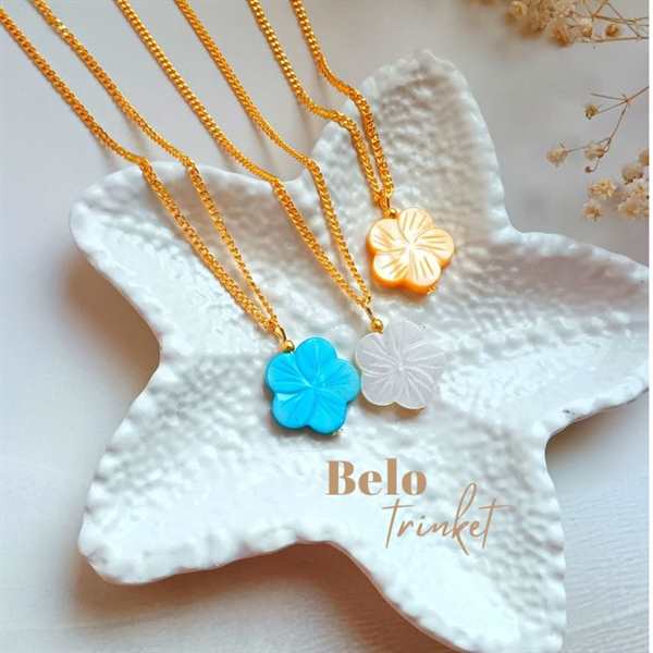 Dainty mother of pearl flower pendant necklace